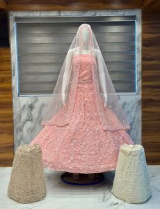 Lehenga Choli en soie rose avec broderie et voile, robe de mariée traditionnelle longue pour mariages indiens et pakistanais - Product Image 1