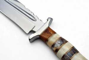 Couteau utilitaire d'extérieur à lame fixe en acier inoxydable poli miroir, fabriqué à la main, avec manche en bois de buffle foncé et os blanc - Product Image 5