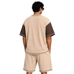 Conjunto de camiseta y pantalones cortos beige para hombre, talla grande, con mangas en contraste marrón oscuro, logotipo personalizado, cuello redondo, estilo casual urbano, venta al por mayor. - Product Image 2