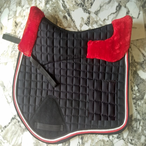 Tapis de selle de dressage noir avec bordure en polaire rouge, rembourrage en polyester, sangle de selle incluse, pour l'entraînement, fabriqué par Kanpur India - Product Image 1