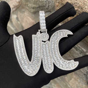Luxira Jewels - Colgante Personalizado de Plata de Ley 925 con Baño de Rodio y Moissanita Certificada, Estilo Hip Hop con Inicial de Letra - Product Image 3