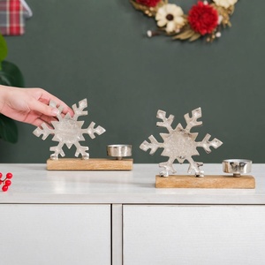Porte-bougie en métal argenté en forme de flocon de neige sur une base en bois rustique, parfait comme centre de table pour les fêtes d'hiver et comme décoration festive de Noël. - Product Image 3