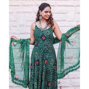 Ensemble de costume en mousseline de soie verte Hara - Disponible en taille XS - Product Image 3