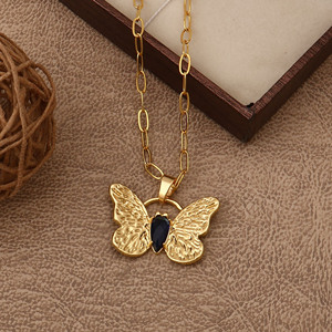 Collar con colgante de mariposa tallada en oro Iolite - Amuleto animal bohemio llamativo - Joyería de latón hecha a mano con cadena de eslabones tipo clip que no se deslustra - Product Image 4