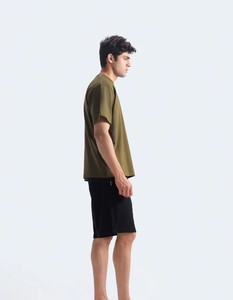 เสื้อยืดคอกลมสีเขียวมะกอกสำหรับผู้ชาย พร้อมกางเกงขาสั้นสีดำ ชุดลำลองสำหรับฤดูร้อน ผ้าถักลายทาง 100% ผ้าฝ้าย แห้งเร็ว - Product Image 2