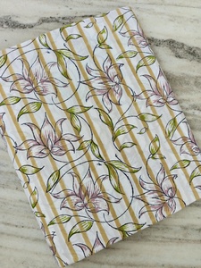 Tissu en coton noir élégant fait main par un créateur, avec un imprimé floral multi-pétales beige et blanc pour vêtements et sacs. - Product Image 5