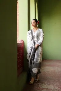 Serie Safaa Nawla: Material de Vestido sin Coser de Algodón Premium con Bordado Chikankari y Dupatta – Ropa Étnica de Diseñador para Venta al Por Mayor - Product Image 6