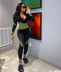 Ensemble sportif 2 pièces pour femme, noir et gris, avec haut zippé à manches longues et leggings en tricot respirant en spandex et nylon, coupe ajustée - Product Image 4