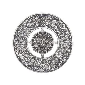 Broche écossaise en étain à motifs écossais et nœuds celtiques, avec un motif de lion et de distillot. - Product Image 1