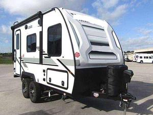 Caravane de camping aventure conçue pour les amateurs de plein air avec une suspension robuste, un couchage confortable et une cuisine bien équipée - Product Image 3