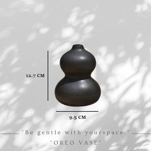 Vase de table en céramique noire émaillée mate, fait main, moderne et minimaliste, pour la décoration de la maison et des mariages, étanche - Product Image 1