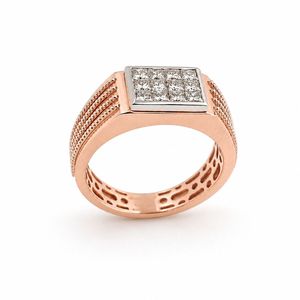 Bague Chevalière Homme en Or Rose 14 carats avec Grappe de Zircons Cubiques Taille Princesse Carrée, Bande Texturée, Bijou de Déclaration pour Mariage et Fête - Product Image 2