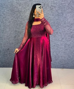 ชุดเดรสผ้าไหม Fendi ประดับเลื่อมและลูกปัดสุดหรู พร้อมผ้าคลุมไหล่และเข็มขัดคาดเอว เหมาะสำหรับงานเทศกาล ราคาขายส่ง เสื้อผ้าชาติพันธุ์ สีไวน์ - Product Image 4