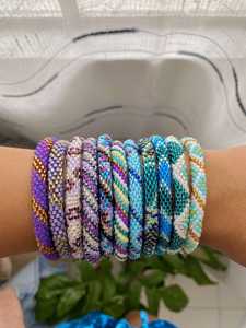 กำไลข้อมือลูกปัดลายเกลียวสีม่วงทองถักโครเชต์ กำไลข้อมือลูกปัดแก้วทอมือสำหรับผู้หญิง เครื่องประดับลำลองขายส่ง - Product Image 3