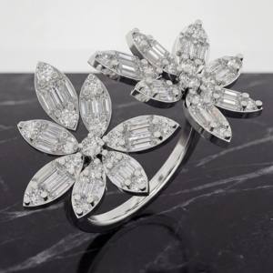 Anillo de Diamantes de Lujo en Plata de Ley 925 con Diseño Floral de Doble Flor y Piedras con Corte Baguette, Joyería Fina para Mujer - Product Image 1
