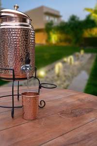 Fontaine à eau élégante en cuivre martelé à double paroi, au design rétro, pour salles à manger de luxe, centres de bien-être et intérieurs design - Product Image 5