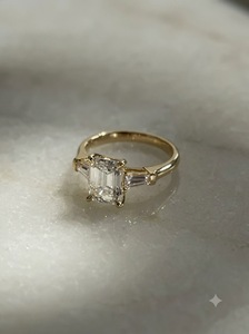 14K Gelbgold Labor-Gezüchteter Smaragdschliff-Diamant Klassischer Dreisteiniger Solitär-Geschenkring für Damen - Product Image 1