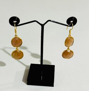 Élégantes boucles d'oreilles clous en pierre précieuse naturelle pêche, serties clos, plaquées or, bijoux de mode indiens pour femmes, mariages et fêtes - Product Image 3