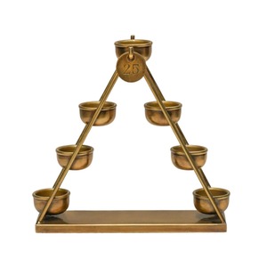 Porte-bougie pyramidal en laiton antique avec plusieurs coupelles pour bougies chauffe-plat et une étiquette suspendue numérotée pour la décoration des fêtes - Product Image 2