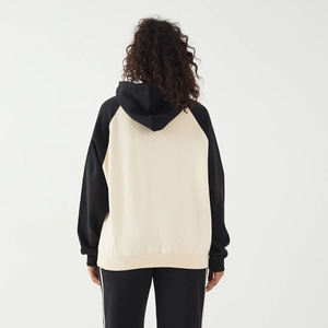 Sudadera con Capucha para Mujer con Logotipo Personalizado, Color Crema y Negro, Estampado de Letras en las Mangas, Estilo Casual para Otoño, con Logotipo Frontal y Bolsillos - Product Image 5