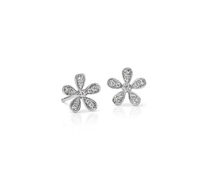 Boucles d'oreilles clous en or 14 carats avec diamants de laboratoire floraux - Product Image 1