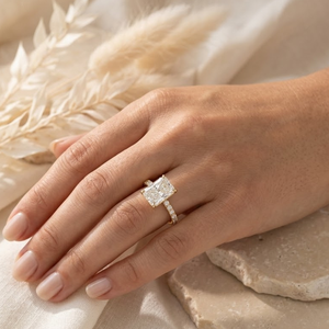 Anillo de cinco piedras con diamantes cultivados en laboratorio de corte radiante Halo y corte brillante redondo, oro de 10K, proveedor mayorista de joyería fina OEM - Product Image 2