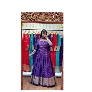 Robe en tissu jacquard de qualité supérieure avec doublure en micro-coton, longue, style ethnique festif, accompagnée d'un ensemble de dupatta en faux georgette. - Product Image 1