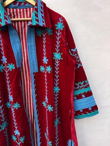 Chaqueta Larga Tradicional de Terciopelo Rojo con Bordado Suzani y Diseño Floral, Cuello Camisero Boho, Manga Larga, Ropa de Abrigo para Invierno - Product Image 1