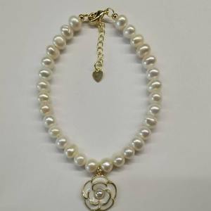 สร้อยคอมุกน้ำจืดลายดอกคามิลเลียสไตล์ฝรั่งเศสสุดหรู ดีไซน์คล้องไหปลาร้า สำหรับผู้หญิง ปี 2024 - Product Image 4