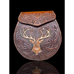 Sac de kilt écossais en cuir véritable personnalisé, motif cerf gaufré, design celtique, fait main, pochette de taille traditionnelle des Highlands - Product Image 1