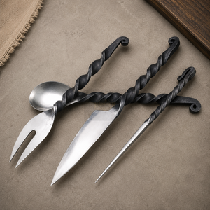 Ensemble de couverts Dark Hammer Art Antique en acier à haute teneur en carbone avec manche torsadé, comprenant cuillère, fourchette, couteau utilitaire et pique à dîner - Product Image 2