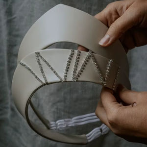 Diadema de Cuero Beige con Cadena de Cristales de Imitación, Accesorio para el Cabello para Mujer, para Bodas y Fiestas, Corona Puntiaguda Hecha a Mano, Estilo Alice - Product Image 1