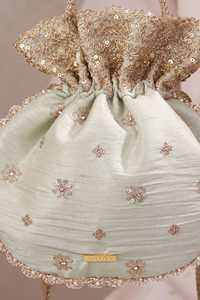Sac à main Potli artisanal pas cher pour femmes, design floral, broderie élégante, matière en soie, pour Diwali, mariage - Product Image 6