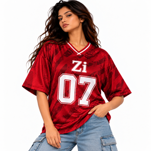 เสื้อกีฬาตาข่ายสีแดงลายกราฟิกนามธรรมสำหรับผู้หญิง OEM คอวีทรงโอเวอร์ไซส์ พิมพ์หมายเลขและโลโก้ตามสั่ง ชุดทีม MOQ ต่ำ - Product Image 1