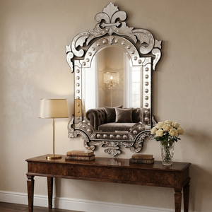 Miroir cintrée vénitien artisanal avec cadre en verre clouté et gravure florale |   Miroir décoratif haut de gamme pour la décoration intérieure - Product Image 2