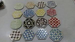 Support de sous-verres en noyer avec incrustation de résine, motif floral bleu et blanc, artisanal, de luxe, durable, écologique, couleur personnalisable, moderne - Product Image 2