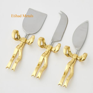 Juego de 3 cuchillos para queso de latón antiguo martillado, hechos a mano, con mango de latón en forma de arco - Product Image 4