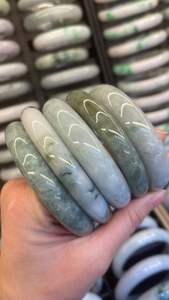 กำไลเรซิ่นแบบหนาเคลือบเงา ดีไซน์โดดเด่น งานแฮนด์เมดลายดอกไม้ สำหรับลุคสบายๆ ทันสมัย - Product Image 6