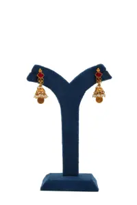 Joyería nupcial india tradicional, conjunto de collar choker Kundan chapado en oro con gotas de perlas, piedras rojas y verdes y dijes de monedas. - Product Image 2