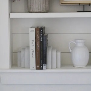 ที่วางหนังสือเซรามิกทรงสี่เหลี่ยมผืนผ้า ดีไซน์มินิมอล สีขาว สำหรับตกแต่งชั้นวางหนังสือ - Product Image 1