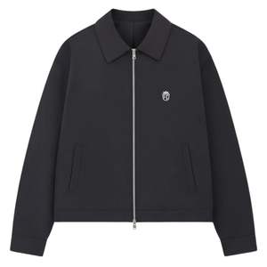 Veste technique zippée pour homme en noir avec un design moderne, tissu de haute qualité, détail de fermeture éclair élégant et coupe confortable - Product Image 1