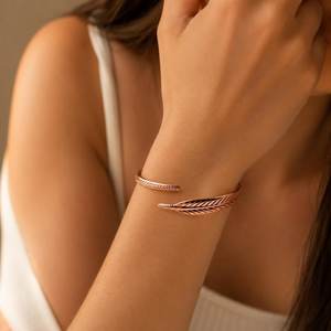 Bracelet manchette ajustable en cuivre pur fait main avec plumes, bijou artisanal en métal massif pour hommes et femmes, OEM - Product Image 3