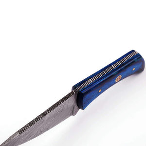 Cuchillo de caza hecho a mano de acero de Damasco con mango azul, hoja de punta caída, borde serrado, grosor de 0.6 mm. - Product Image 5