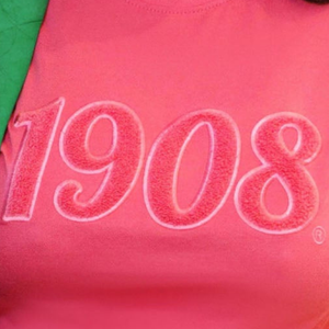 T-shirt en chenille rose 1908 avec lettres grecques brodées, en coton premium, vêtement décontracté pour sororité - Product Image 6