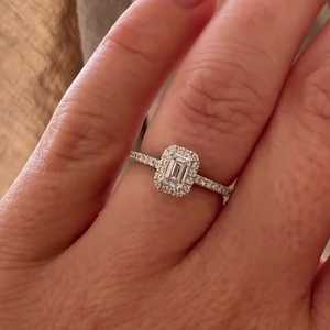Bague de fiançailles personnalisée en or massif 14 carats avec diamant de laboratoire taille émeraude, sertie de griffes et d'accentuations pavées, pour usage quotidien, vente en gros - Product Image 4