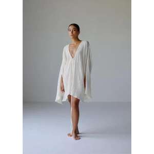 เดรสสั้นสีขาวคอวีสำหรับผู้หญิง แขนกิโมโนสไตล์โบฮีเมียน ทรงหลวม ใส่สบาย เหมาะสำหรับฤดูร้อน ชายหาด พร้อมเชือกผูกเอว สวมใส่สบายๆ สำหรับวันพักผ่อน - Product Image 3