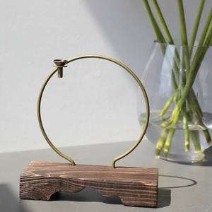 Mabkhara en bois rond artisanal avec couvercle en filigrane métallique orné d'une finition antique pour Oud et résine - Product Image 1