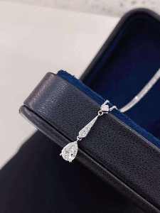 Pendentif Goutte d'Eau Vintage Art Déco en Or Massif avec Diamant de Laboratoire Taille Poire, Longue Breloque Pendante pour Femme - Product Image 4