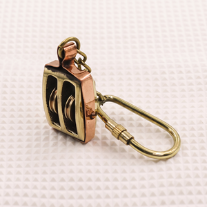 ARBAN INDUSTRIES Porte-clés mousqueton rond vintage en laiton fait main, design poulie marine, anneau porte-clés en métal doré pour cadeaux - Product Image 3