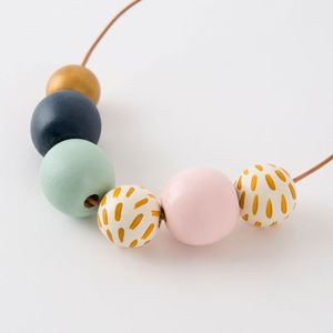 Collier en résine et bois artisanal, accessoire de mode tendance - Product Image 5